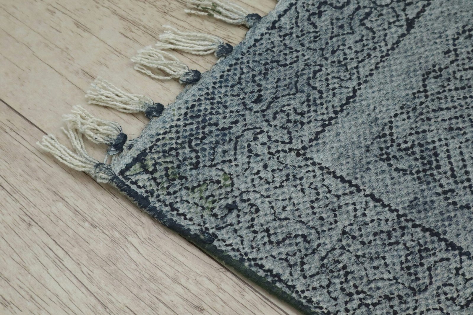 Teppich liegt auf Parkettboden ohne sichtbare Abdrücke
