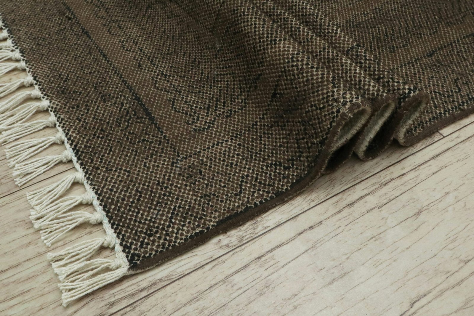 Teppichecke steht leicht hoch auf glattem Boden